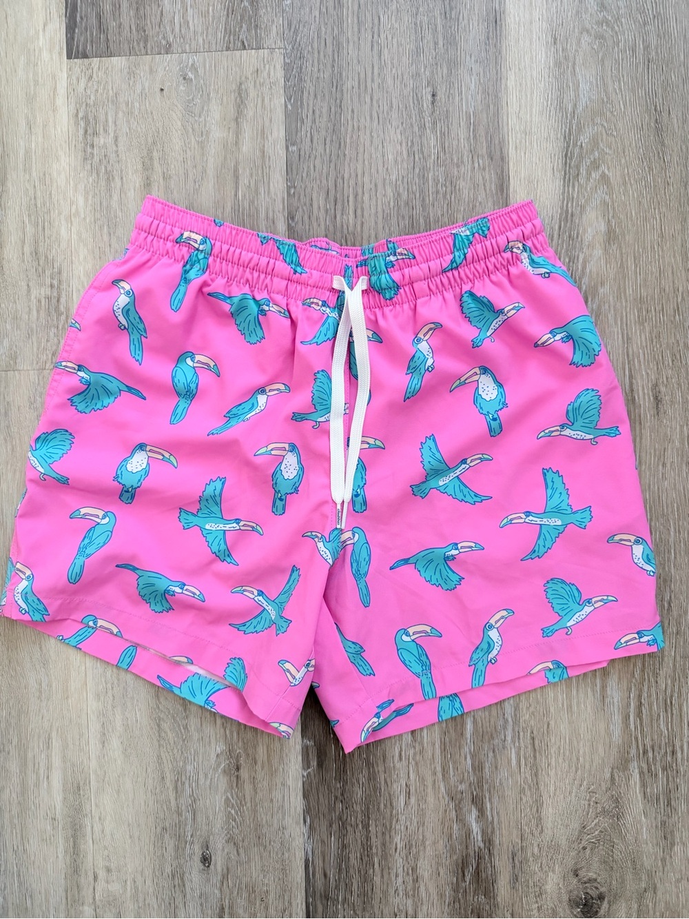 chubbies Pink Swim Shorts with blue Toucan - 5.5 inch size small NWOT
